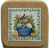 Azulejo com cortiça (sem corda) decorado Cesto a Cores 7.5x7.5cm