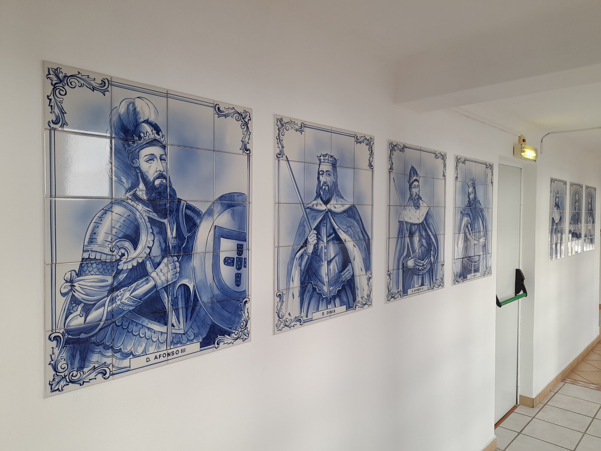 Painéis de azulejo pintados à mão com reis de Portugal