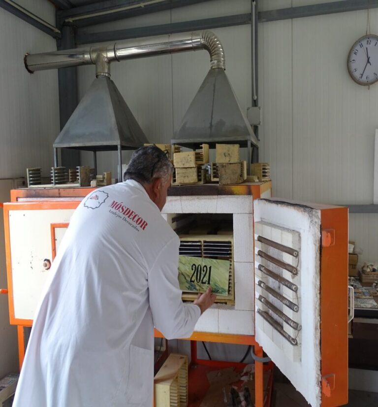 Pintor da Mósdecor junto ao forno