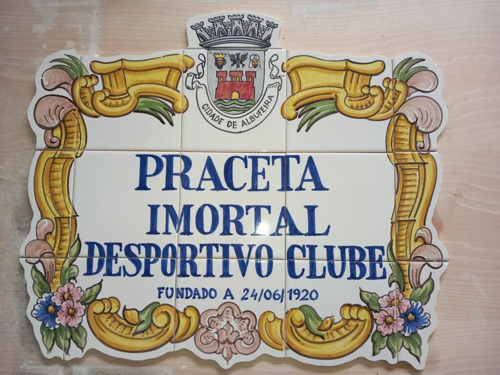 Placa toponímica em azulejo pintado